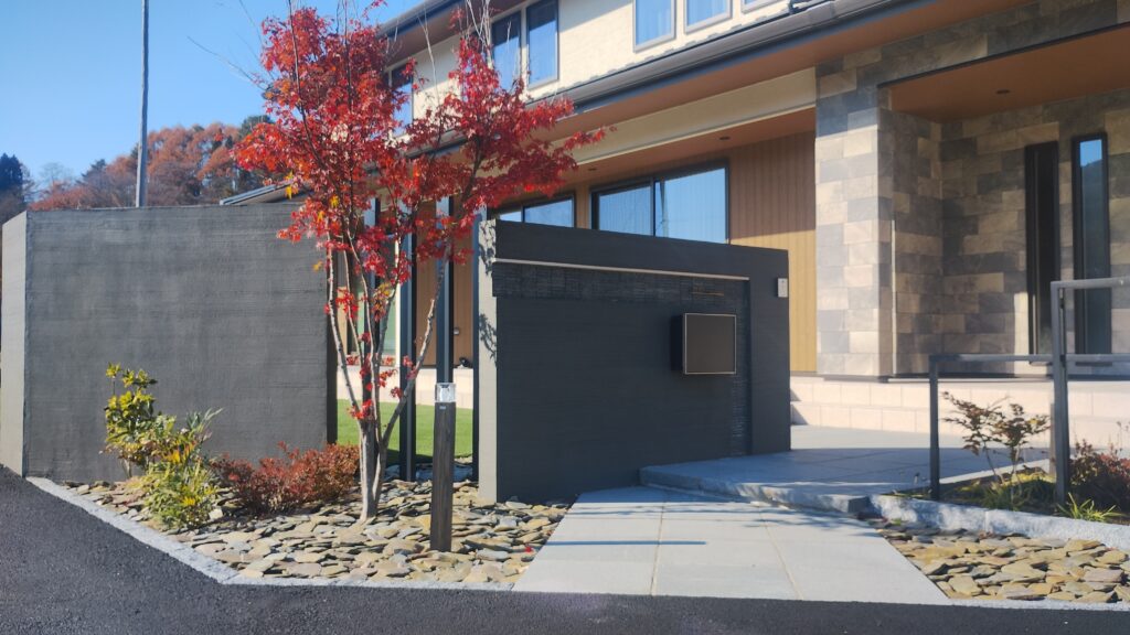 新築外構　門まわり　タカショーポールライト