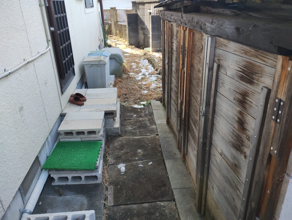 建物裏の防草対策